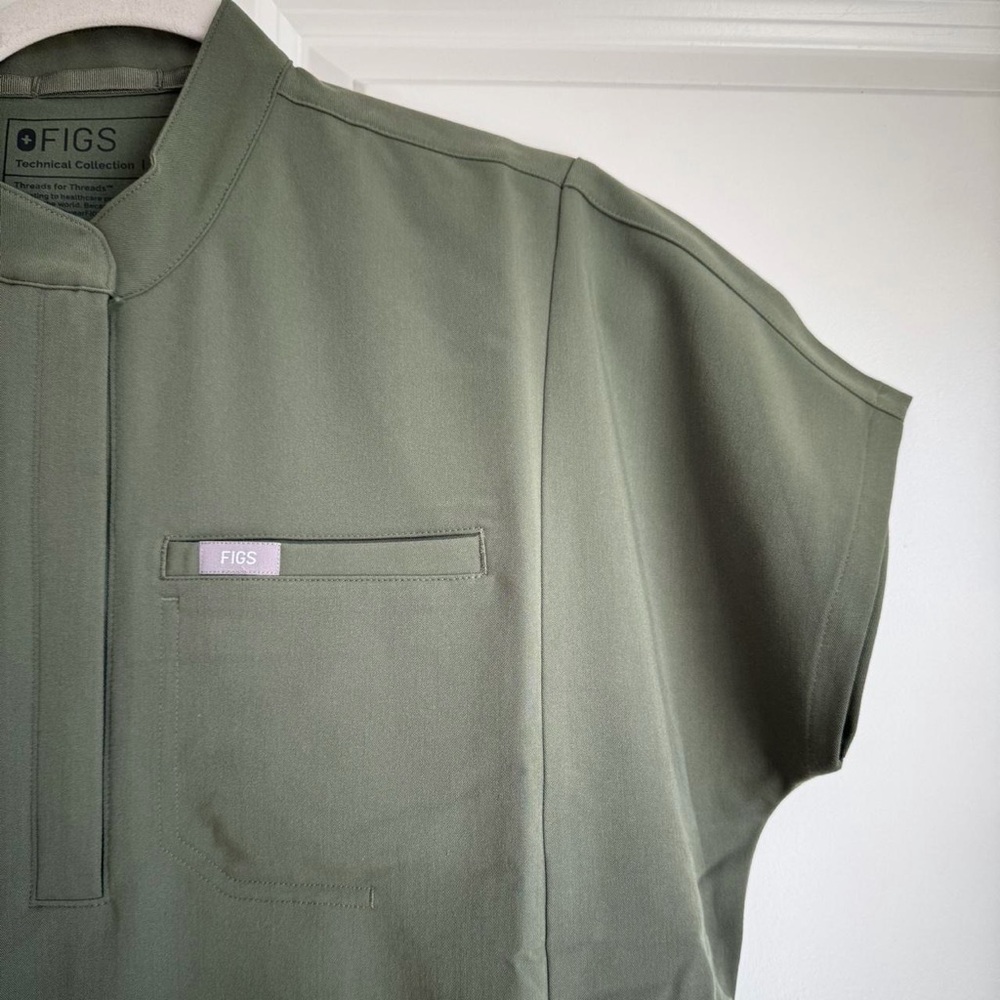 Figs Montex Relaxed Mock Neck Scrub Top in Moss, size small - Picture 5 of 9